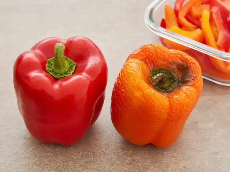 Firm and wrinkled bell peppers side by side - bell pepper storage | EpicureDelight