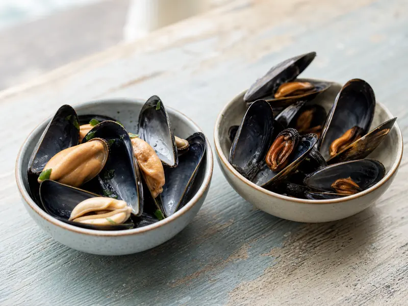 Plump steamed mussels beside dry overcooked mussels | EpicureDelight